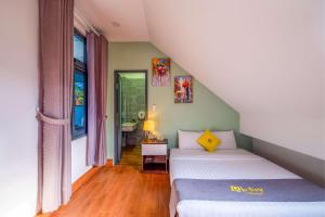 Postel nebo postele na pokoji v ubytování Richy Dalat Hotel