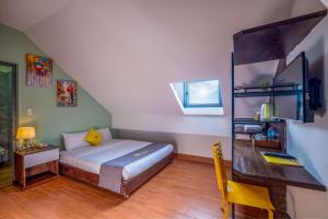 Postel nebo postele na pokoji v ubytování Richy Dalat Hotel