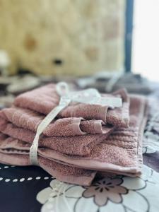 un mucchio di asciugamani rosa seduti su un tavolo di The Hermitage: Timeless charm&Beach&History nearby a Yenibosazici