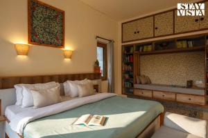 Ένα ή περισσότερα κρεβάτια σε δωμάτιο στο StayVista's Fiddle Leaf Home - Elegant Interiors, Spacious Lawn & Inviting Balcony