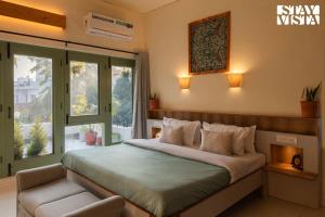 Ένα ή περισσότερα κρεβάτια σε δωμάτιο στο StayVista's Fiddle Leaf Home - Elegant Interiors, Spacious Lawn & Inviting Balcony +17 φωτογραφίες