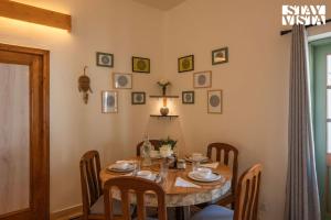 Φωτογραφία από το άλμπουμ του StayVista's Fiddle Leaf Home - Elegant Interiors, Spacious Lawn & Inviting Balcony στο Αμριτσάρ