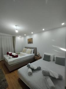 モスタルにあるVilla Majdan- ILTAの白い壁の部屋にベッドが2つある +30枚の写真