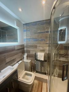 Bilik mandi di The Birch Lodge located in Pegsdon