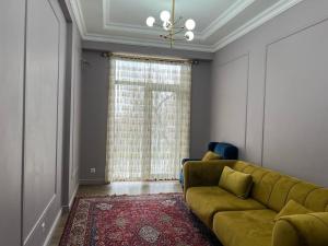 sala de estar con sofá y ventana en Kadisheva - 3 en Qŭyliq
