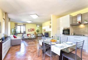 Kuchyňa alebo kuchynka v ubytovaní Alghero Villa Mistral per 7 persone Terrazza BBQ AC WiFi