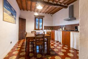 a kitchen with a table and chairs in a room at Agriturismo Palazzo Val Del Sasso in Villastrada