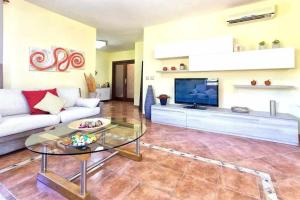 Televízia a/alebo spoločenská miestnosť v ubytovaní Alghero Villa Mistral per 7 persone Terrazza BBQ AC WiFi