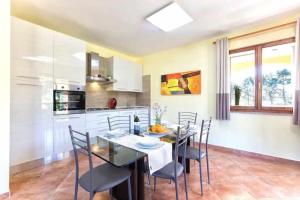 Kuchyňa alebo kuchynka v ubytovaní Alghero Villa Mistral per 7 persone Terrazza BBQ AC WiFi