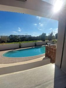 Swimming pool sa o malapit sa The Wave residence Chott Meriam Sousse