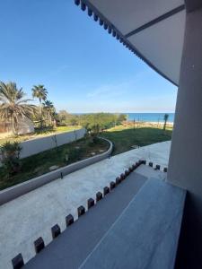 El AhmarにあるThe Wave residence Chott Meriam Sousseの家のバルコニーからビーチの景色を望めます。
