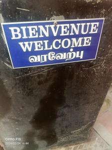 un signo azul y blanco en un lado de un recipiente de plástico en 25 guest house, en Pondicherry