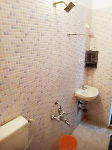 uma casa de banho com um WC e um lavatório em 25 guest house em Pondicherry