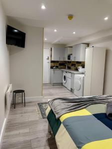 Kuchyň nebo kuchyňský kout v ubytování Studio Sleeps 2 near Ealing Broadway