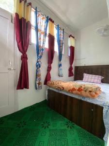 Katil atau katil-katil dalam bilik di HOTEL JAI VASUKI BHADARWAH