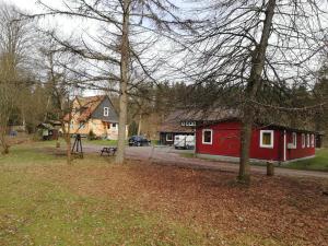 een rood gebouw midden in een park bij Harzklub Wanderheim in Wildemann