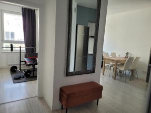ein Wohnzimmer mit einem Spiegel und einem Tisch in der Unterkunft Cozy Appartment with Gym, free Parking, Ursus in Warschau