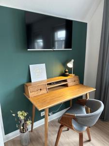 a desk in a room with a mirror and a chair at Auszeit Norddeich Hannes I 5 Minuten zu Fuß zum Meer in Norddeich +14 photos