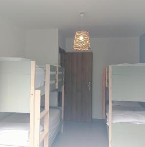 Zimmer mit 2 Etagenbetten und einer Beleuchtungseinrichtung in der Unterkunft Ti kaz Salazie in Salazie