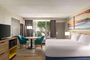Postelja oz. postelje v sobi nastanitve Days Inn by Wyndham Cocoa Beach Port Canaveral