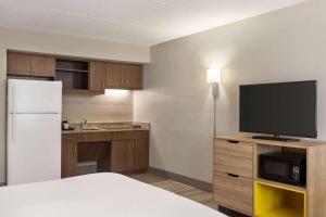 Kuhinja oz. manjša kuhinja v nastanitvi Days Inn by Wyndham Cocoa Beach Port Canaveral
