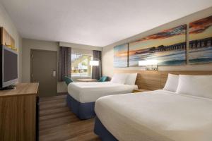 Postelja oz. postelje v sobi nastanitve Days Inn by Wyndham Cocoa Beach Port Canaveral
