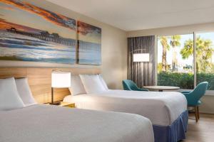 Postelja oz. postelje v sobi nastanitve Days Inn by Wyndham Cocoa Beach Port Canaveral