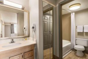 Kopalnica v nastanitvi Days Inn by Wyndham Cocoa Beach Port Canaveral