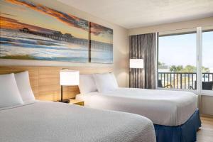 Postelja oz. postelje v sobi nastanitve Days Inn by Wyndham Cocoa Beach Port Canaveral