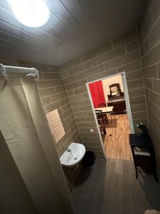 a bathroom with a sink and a mirror and a piano at Charmant Studio avec Balcon in Perpignan