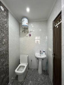 uma casa de banho com um WC e um lavatório em Your cozy home em Dehradun