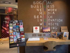 een boekenwinkel met een tafel met boeken erop bij Ibis Barcelona Castelldefels in Castelldefels