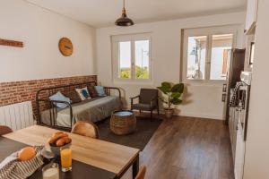 un salon avec un lit et une table dans l'établissement Bel appartement 35 m 1er étage, à Évaux-les-Bains