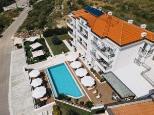 een luchtzicht op een gebouw met een zwembad bij Villa Garden in Sveti Stefan