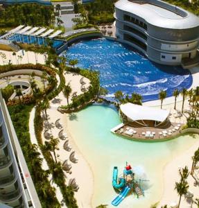 einen Pool in einem Resort mit einer Wasserrutsche in der Unterkunft Azure Urban Resort Condo Parañaque near NAIA Airport Free Highspeed WIFI and Netflix in Manila