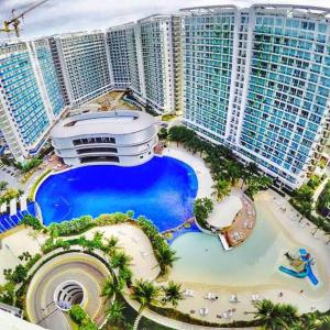 einen Luftblick auf ein Resort mit einem Pool in der Unterkunft Azure Urban Resort Condo Parañaque near NAIA Airport Free Highspeed WIFI and Netflix in Manila