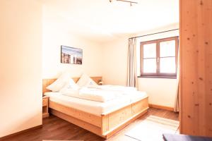 a bedroom with a bed and a window at Ferienwohnungen Scheibenhaus in Oberstdorf