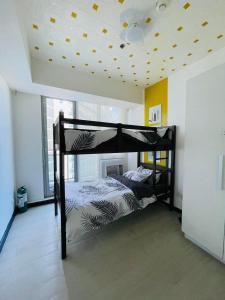 Bunk bed o mga bunk bed sa kuwarto sa Azure Urban Resort Condo Parañaque near NAIA Airport Free Highspeed WIFI and Netflix