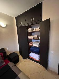 um armário preto com toalhas dobradas em Rabat-Agdal, Modern & Spacious Apartment at StayInMoroccoVibes em Rabat