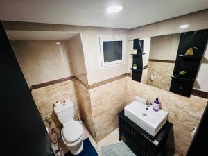 uma casa de banho com um WC branco e um lavatório. em Rabat-Agdal, Modern & Spacious Apartment at StayInMoroccoVibes em Rabat