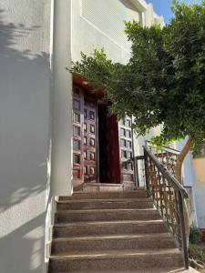 um conjunto de escadas que levam a uma porta de um edifício em مساكن الدار 15 em Abha