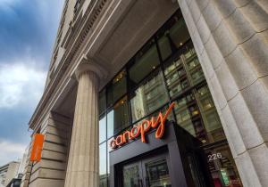 芝加哥Canopy By Hilton Chicago Central Loop的建筑物一侧的亚马逊标志