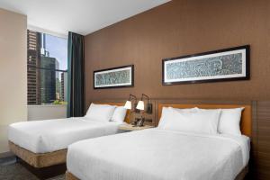 Postel nebo postele na pokoji v ubytování Hilton Garden Inn- Chicago Central Loop