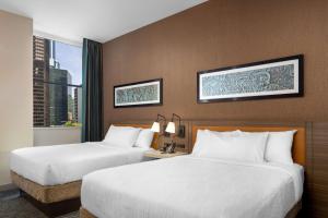 Un pat sau paturi într-o cameră la Hilton Garden Inn- Chicago Central Loop