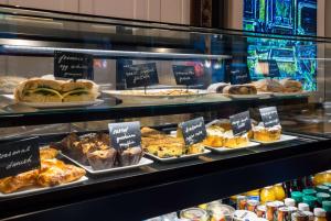 una vitrina en una panadería con diferentes tipos de alimentos en Canopy By Hilton Chicago Central Loop, en Chicago