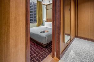 Canopy By Hilton Chicago Central Loop客房内的一张或多张床位