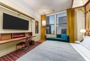 Canopy By Hilton Chicago Central Loop的电视和/或娱乐中心