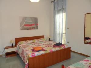 ガリポリにあるLa Spiaggia sotto Casaのベッドルーム(ベッド1台、窓付)