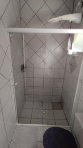 bagno con doccia e piastrelle bianche di Recanto do Sossego- Espaço Jean a Santa Cruz do Sul