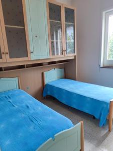 1 Schlafzimmer mit 2 Betten und einem Schrank in der Unterkunft Villa Carmine & Gina in Castel Volturno